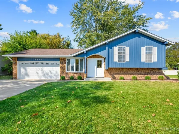 1560 Sheffield Dr, Elgin, IL 60123