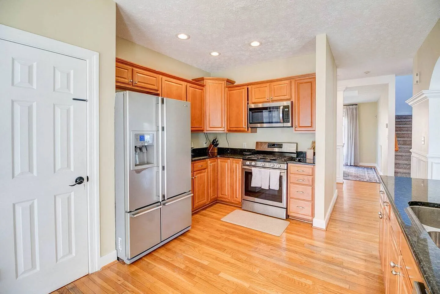 4 bed, 2.5 bath, 2499 sqft, $5,490 — Photo 3
