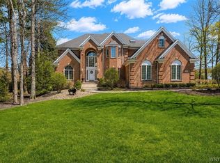 36 Lakeridge Dr, Orchard Park, NY 14127