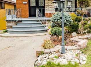 30 Grampian Cres, Toronto, ON M9L 2L3