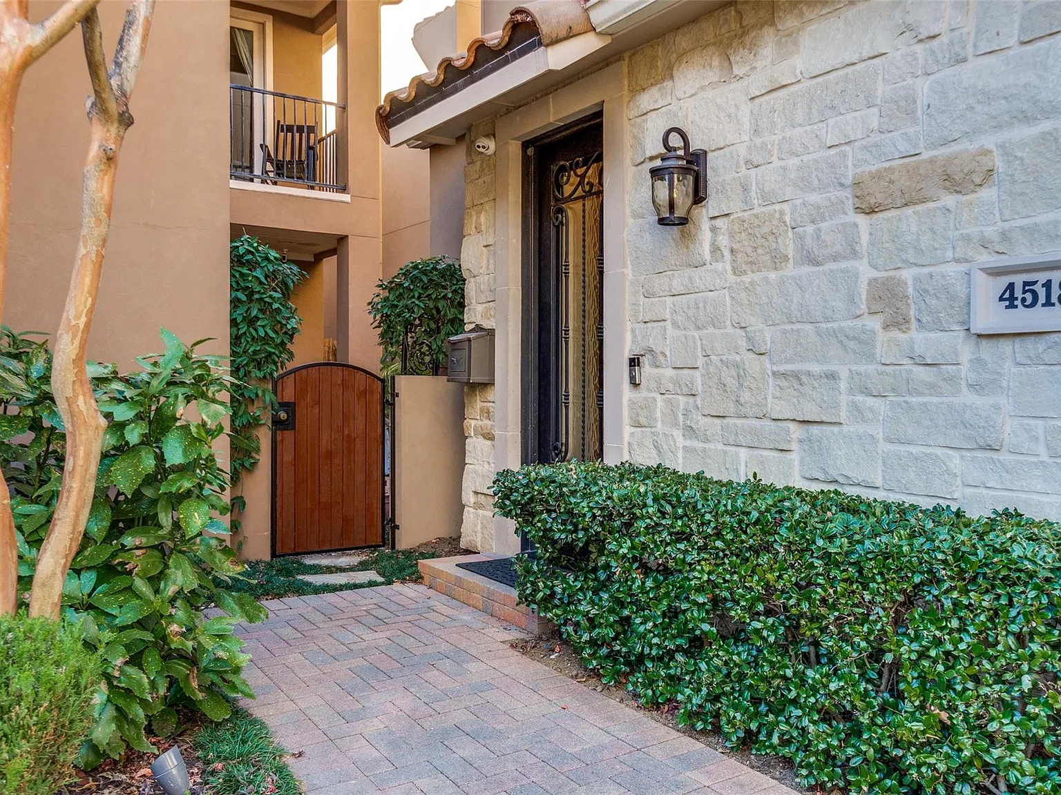 4 bed, 4.5 bath, 3072 sqft, $8,200 — Photo 2