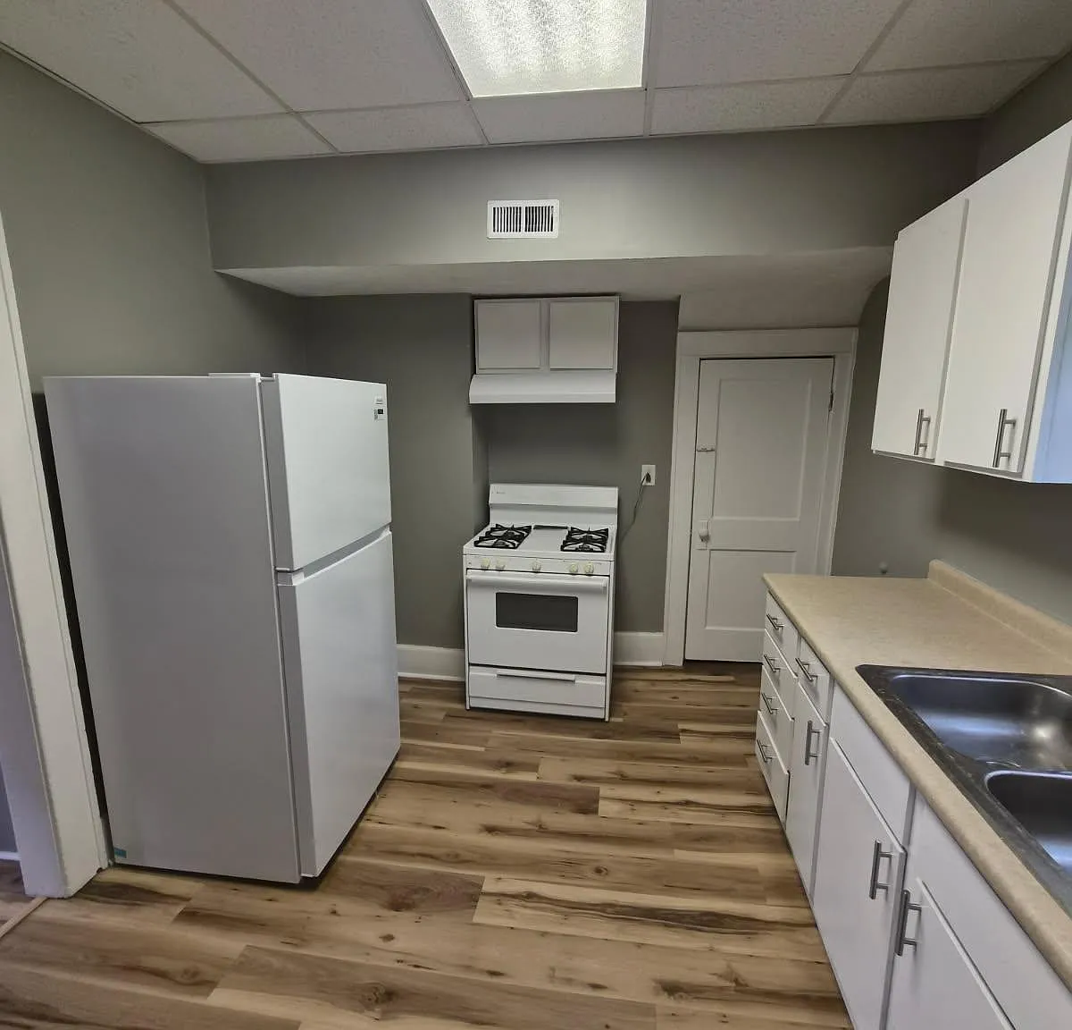 3 bed, $1,000 — Photo 2