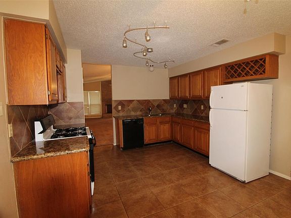 5th image of 6327 Cambridge Glen Ln