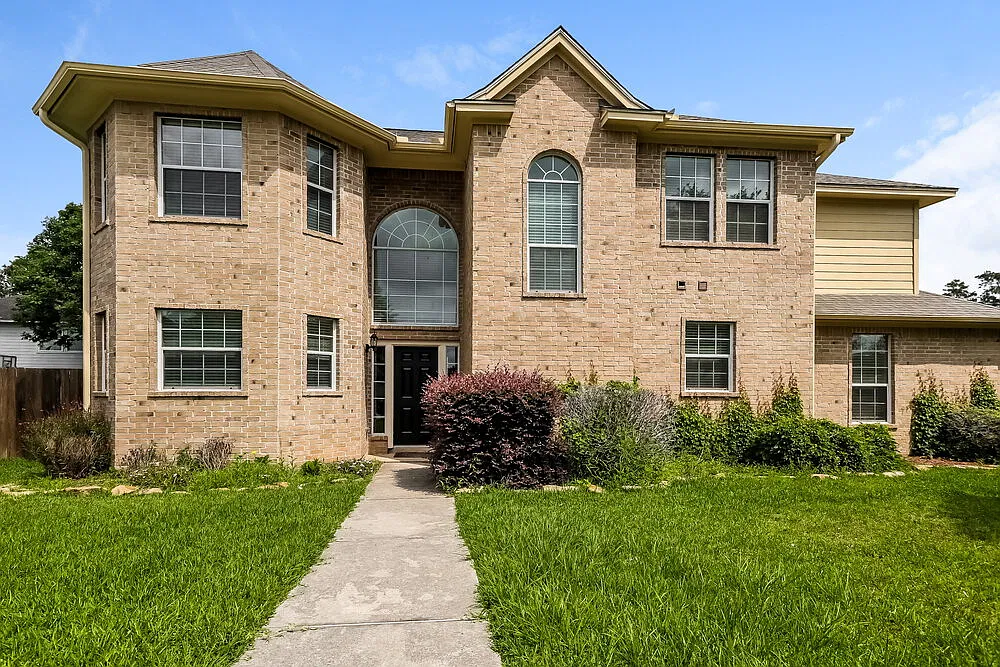 4 bed, 2.5 bath, 2088 sqft, $2,300 — Photo 1