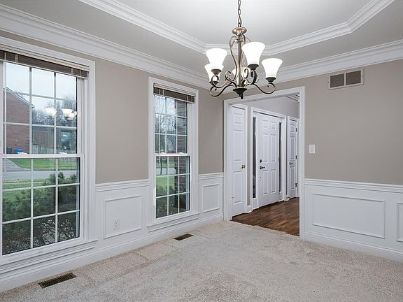 5th image of 629 Winter Hill Ln