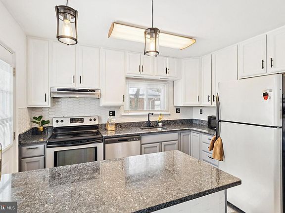 3rd image of 305 Cedar Ridge Dr