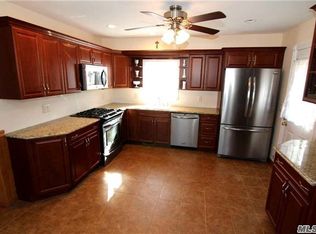 21 Berard Blvd, Oakdale, NY 11769