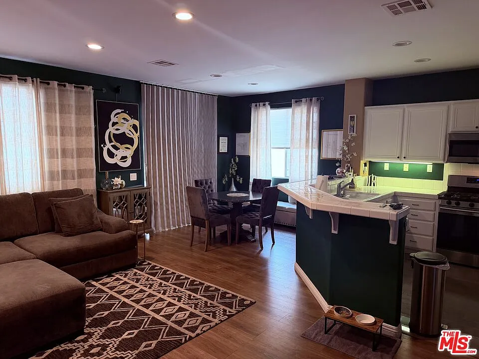 3 bed, 2.5 bath, 1810 sqft, $3,900 — Photo 4