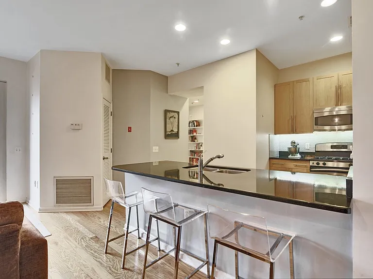 1300 Grand St #417 — Photo 7