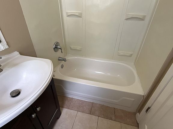 4th image of 205 Elbring Dr