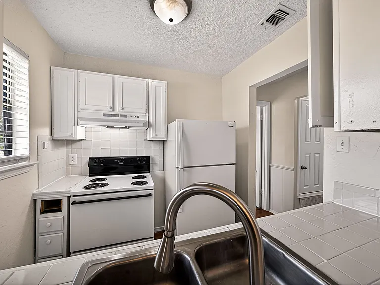 208 Bexar Dr — Photo 16