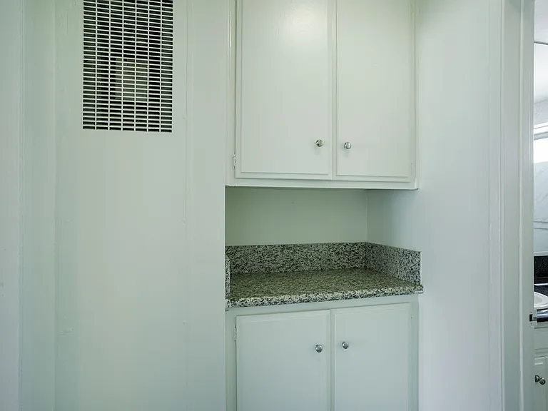 1324 Barry Ave #8 — Photo 17