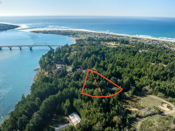 715/725 NW Highland Cir, Waldport, OR 97394