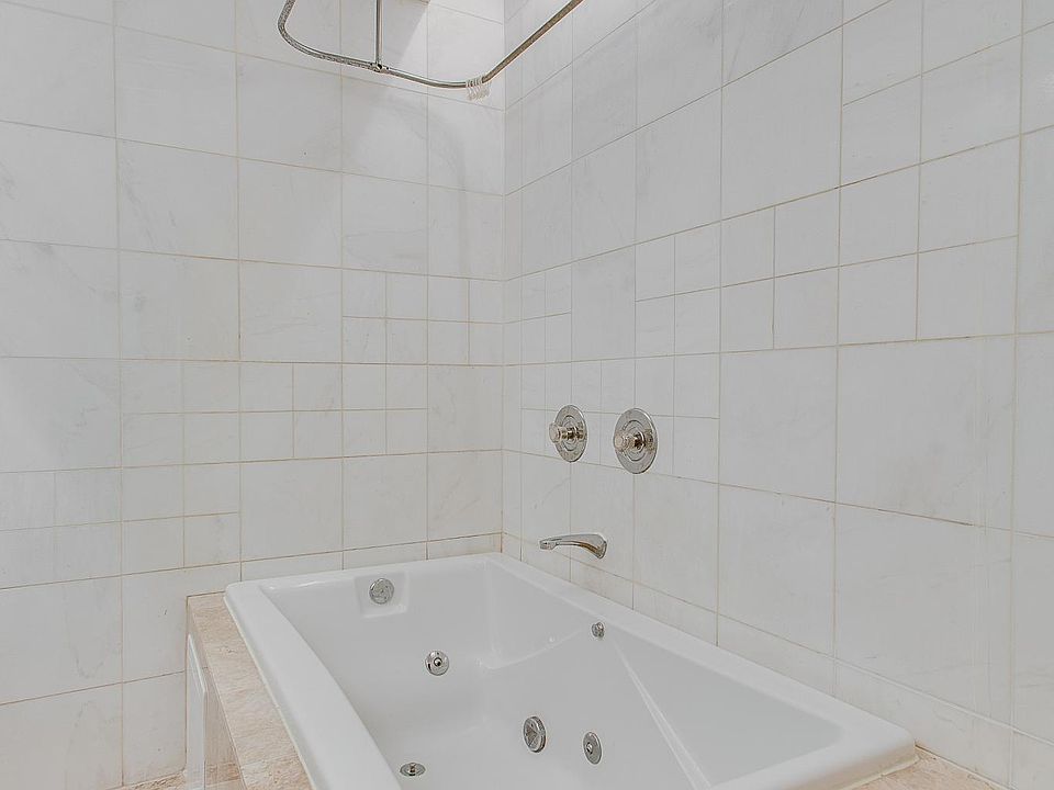 Huge Jetted Soaker Tub With Rain Shower