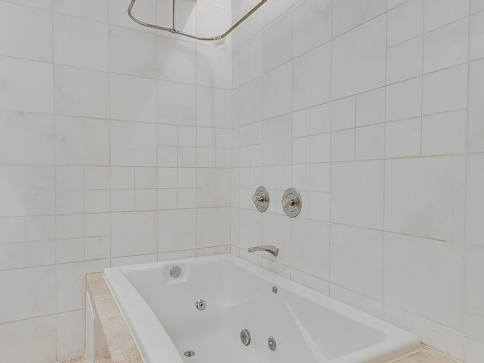 Huge Jetted Soaker Tub With Rain Shower