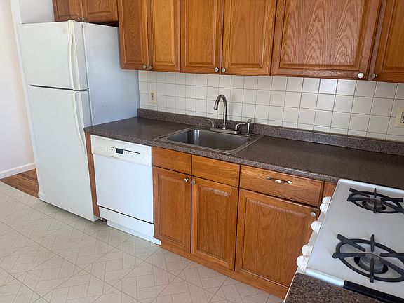 3rd image of 219 Manhattan Ave APT 2