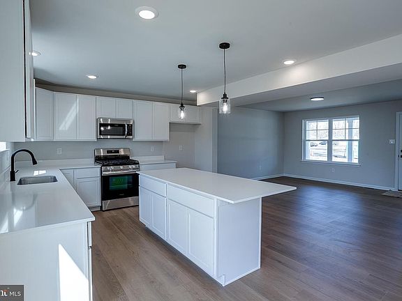 3rd image of 47 Seena Dr