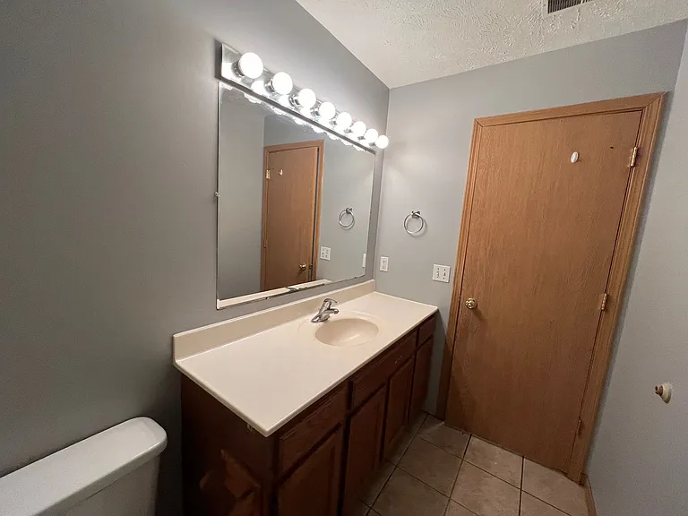 105 W B St — Photo 14
