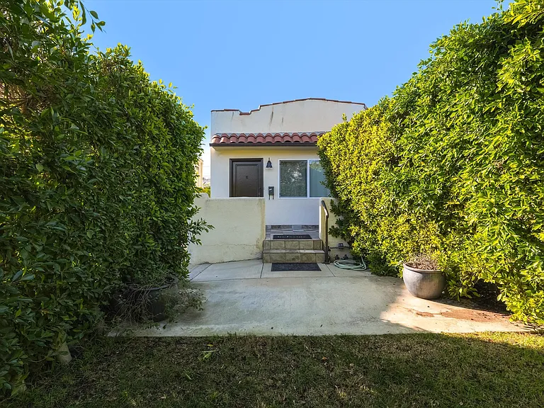 809 N La Jolla Ave — Photo 2