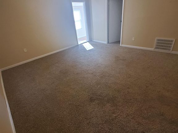 5th image of 824 E Harris St