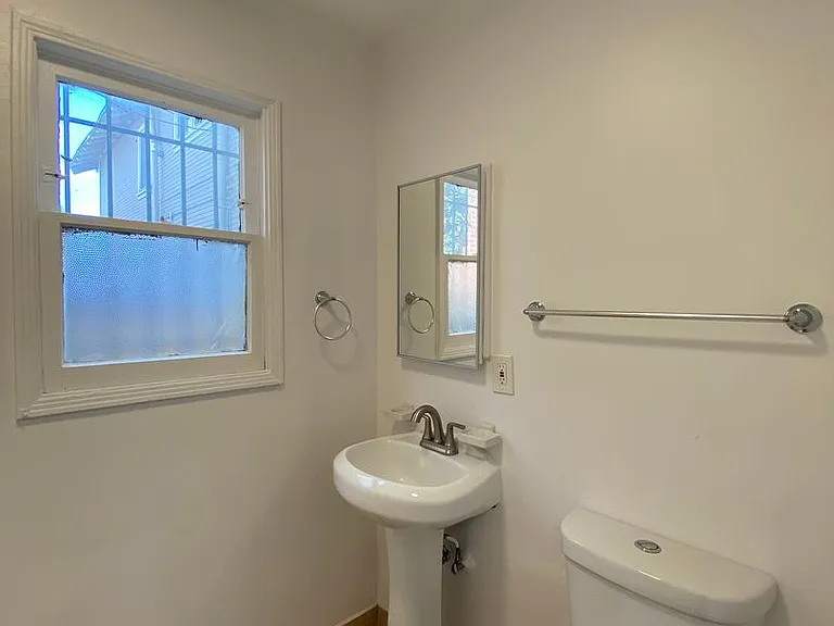 637 E 8th St — Photo 12