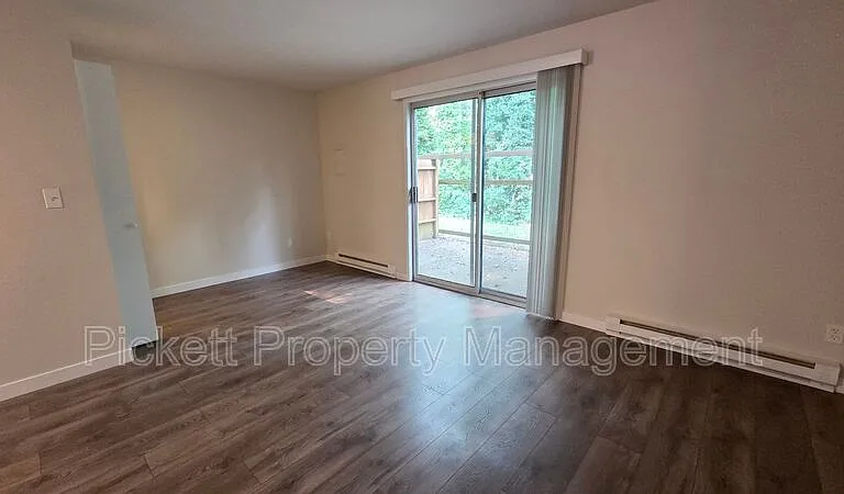 354 NW Edvard St #E — Photo 8