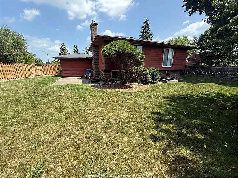 377 Fairway Cres — Photo 24