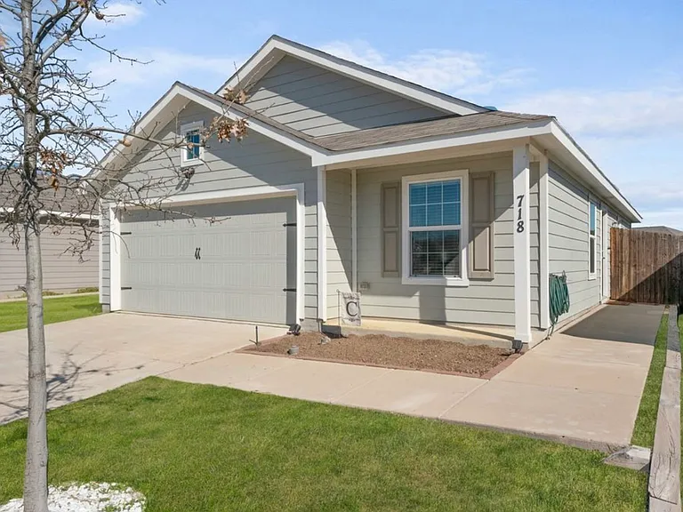 718 Trestle Dr — Photo 2