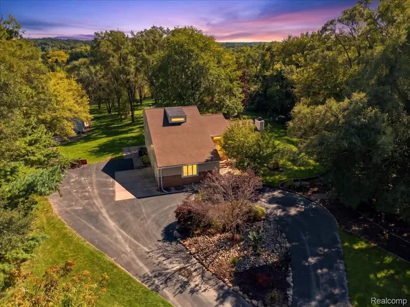2605 Childs Lake Rd, Milford, MI 48381