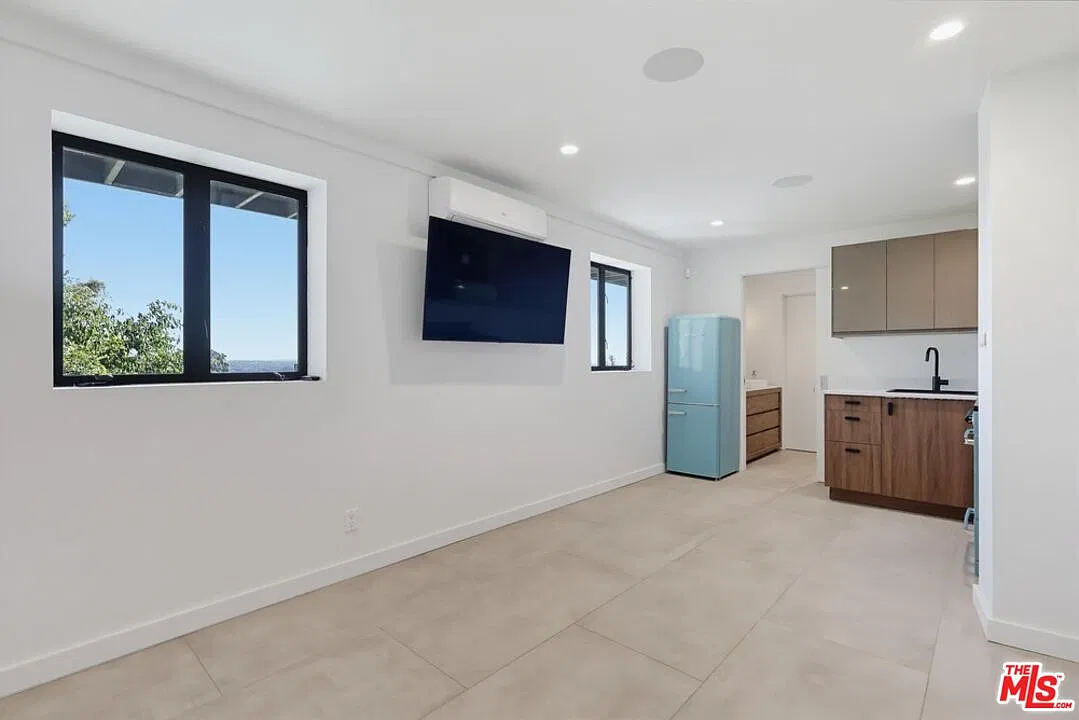 Studio, 1.0 bath, 400 sqft, $2,500 — Photo 2