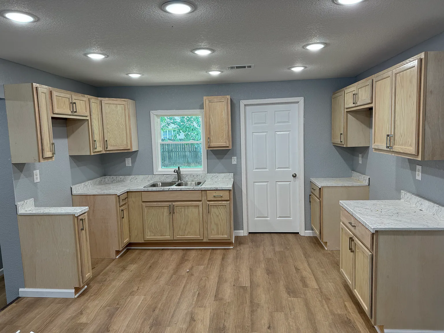 526 N Main St — Photo 3