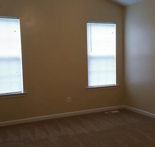 215 Bainbridge Cir — Photo 9