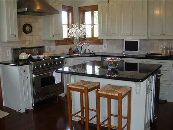 4th image of 9020 Taylor Cir