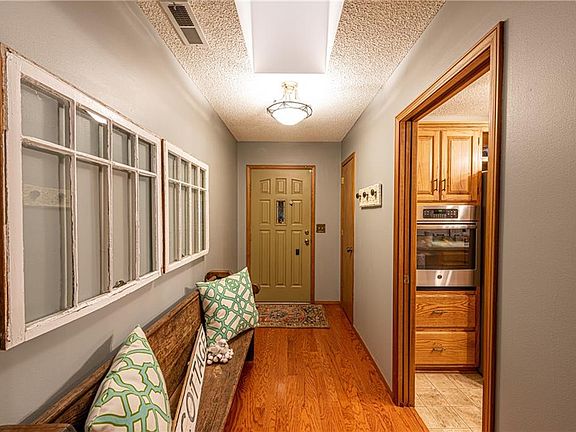 3rd image of 1586 E Thornhill Dr