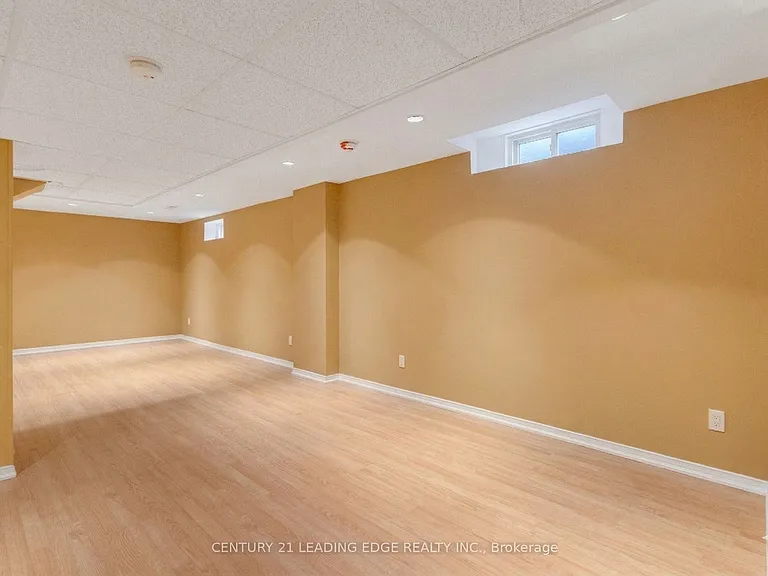 7166 Sandhurst Dr — Photo 32