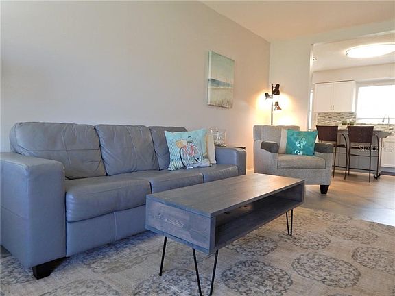 5th image of 1079 Loch Haven Dr S