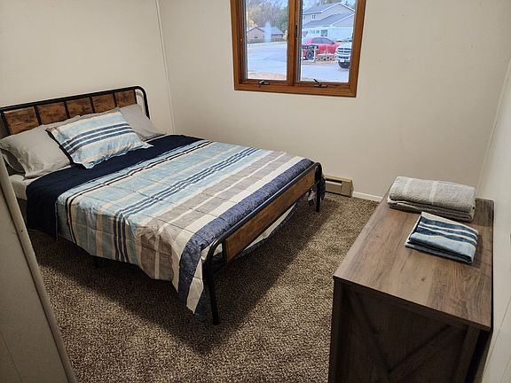 Queen bed, main bedroom