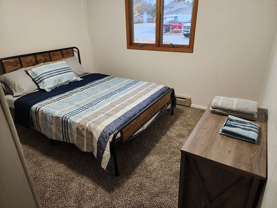 Queen bed, main bedroom