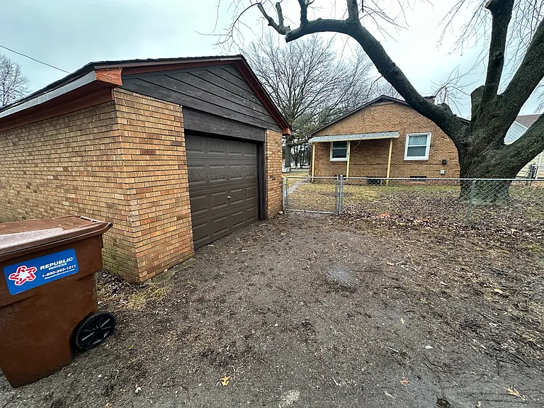 2919 S Center St — Photo 13