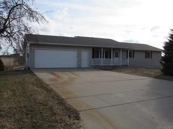 831 W 6th St, Monticello, IA 52310