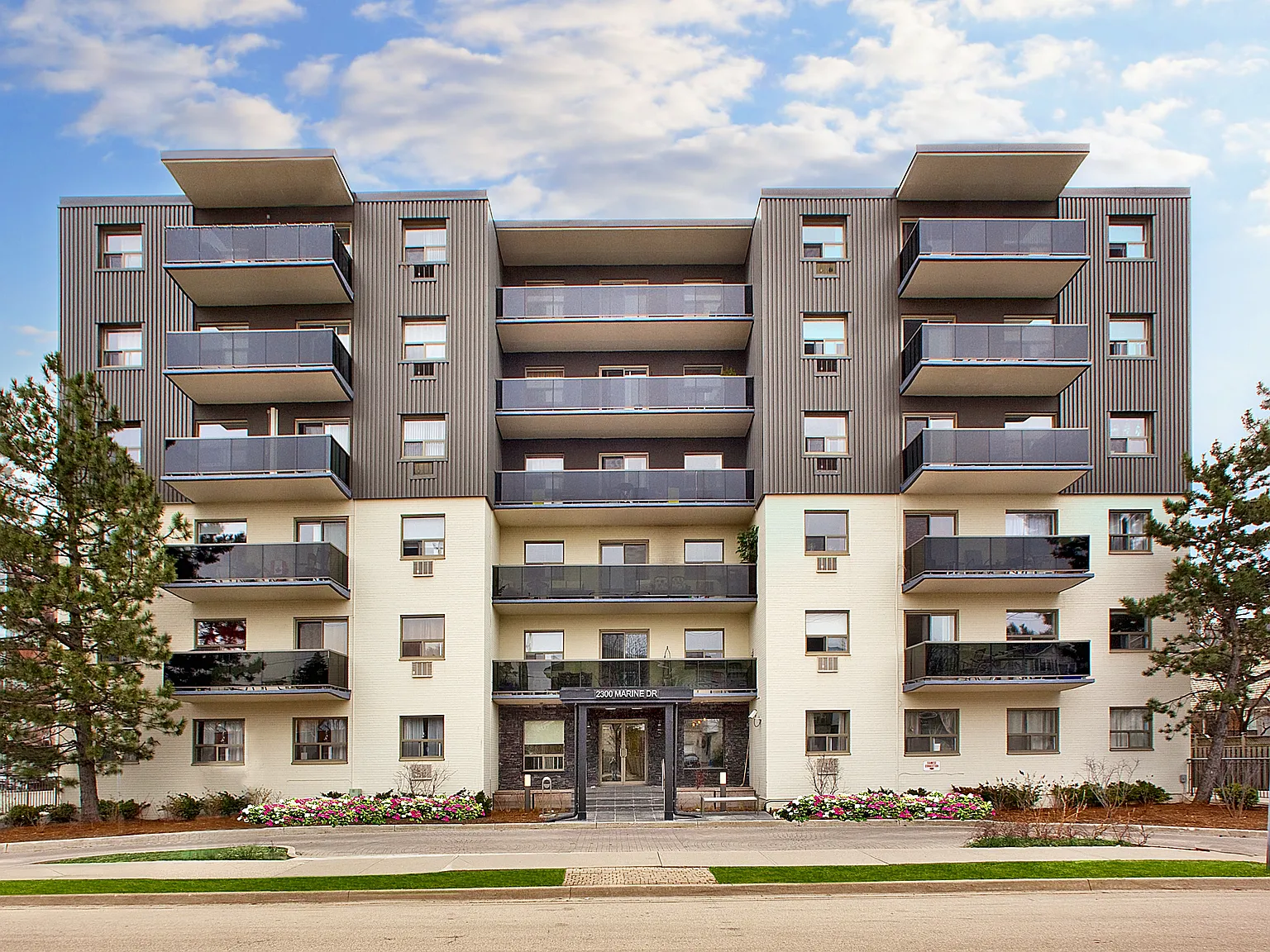 2300 Marine Drive Apartments — Photo 3