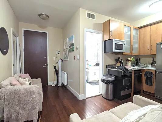 Rented by Mirador Real Estate | media 21