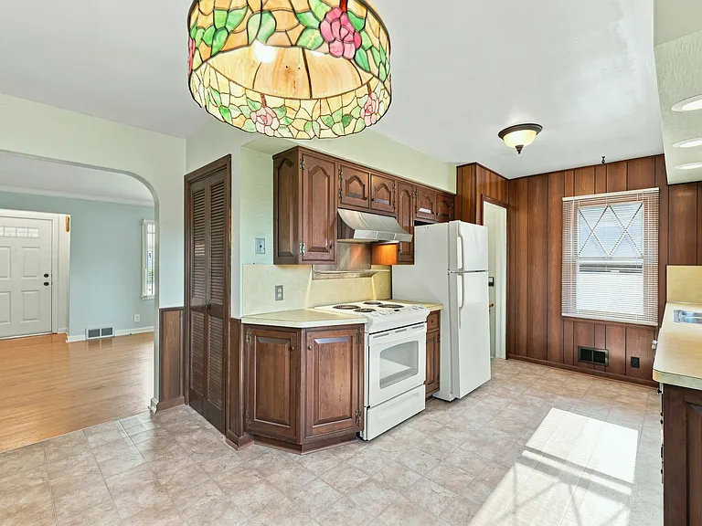New tile floor and big windows for natural light, and blinds for privacy.