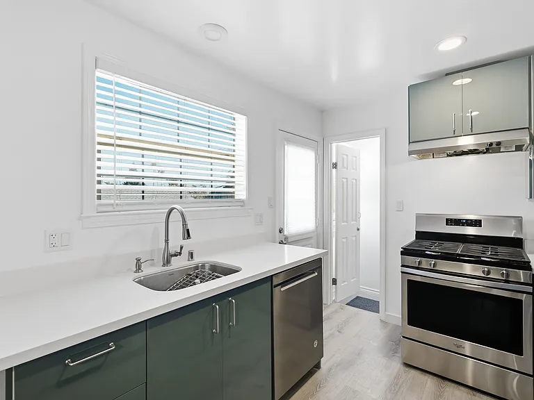 1162 Davis St — Photo 11