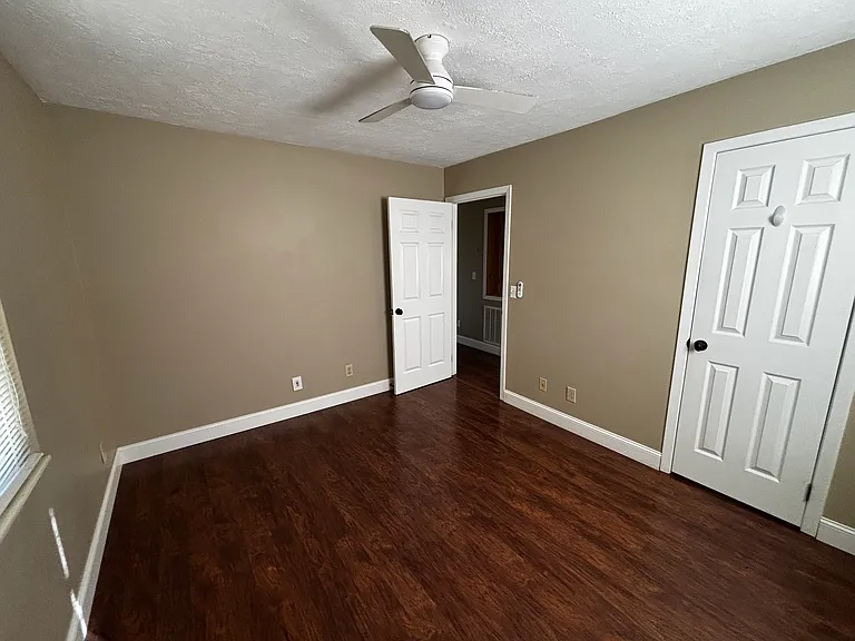 204 Windsor Ln — Photo 8