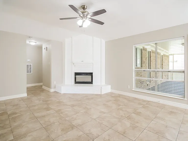 1235 Park Ln — Photo 6