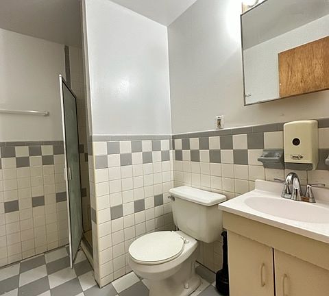 4th image of 2052 E 41st St Floor 1