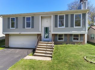 824 Edenwood Dr, Roselle, IL