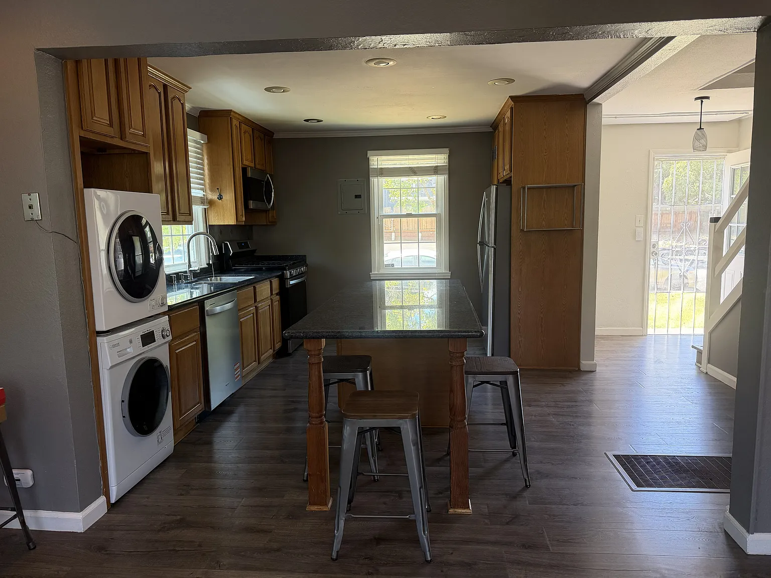 3 bed, 988 sqft, $2,300 — Photo 2