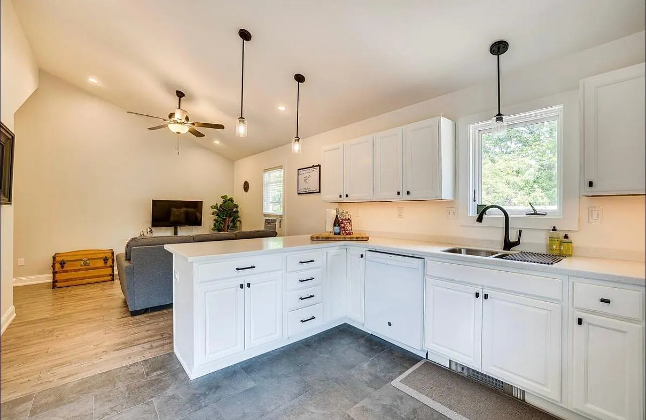 37 Pinecrest Dr — Photo 1